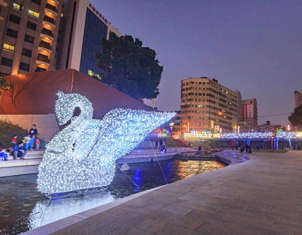 台中版清溪川！柳川藍帶水岸 入夜變藍燈多瑙河