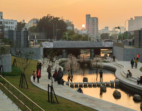 台中版清溪川！柳川藍帶水岸 入夜變藍燈多瑙河