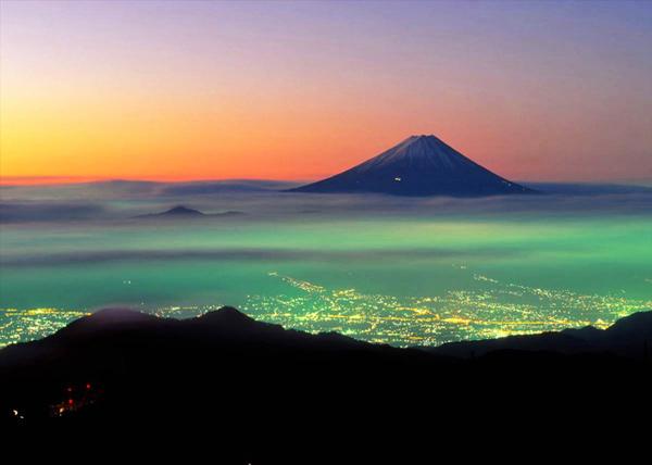 夢幻富士山 聳立雲海與城市夜景中