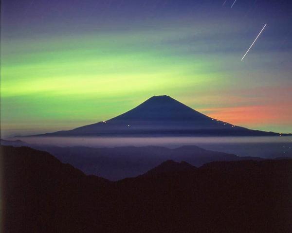 夢幻富士山 聳立雲海與城市夜景中