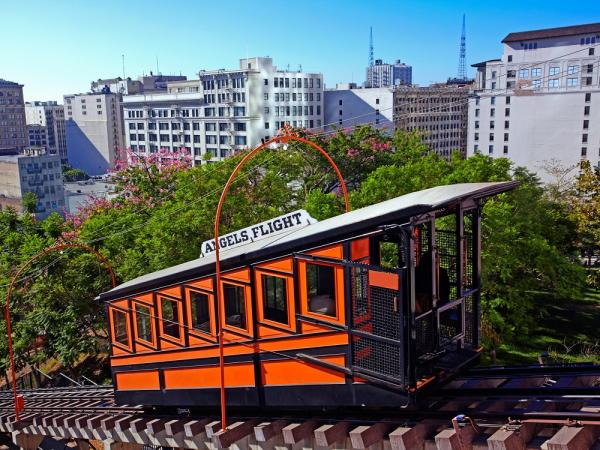 車廂都換新色，漆上亮眼的鮮橙色，有個全新的開始。雖然纜車只有 91 米高，唔使 50 秒已經上到山頂，但仍然好重要，因為連接  Pershing Square 地鐵站和 Bunker Hill 山頂。