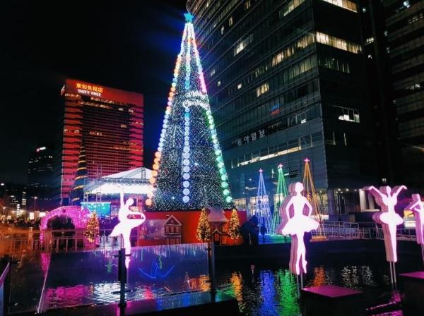 清溪川首爾聖誕慶典盡頭一定是這棵 LED 聖誕樹！（圖：djtellsyou @Naver Blog）
