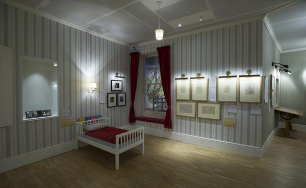 展覽內更重塑出作者兒子 Christopher Robin 的睡房。