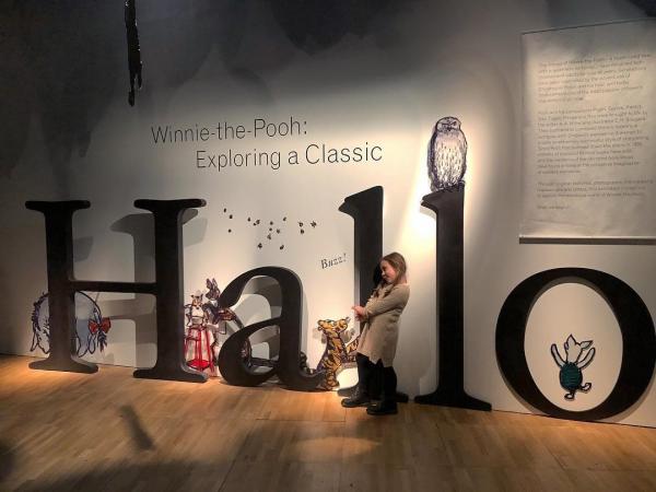 為期 4 個月的小熊維尼原稿展《Winnie-the-Pooh: Exploring a Classic》選址在倫敦 V&A 博物館，展品包括《小熊維尼》繪本的手稿、呈送給英女王的 Christoph