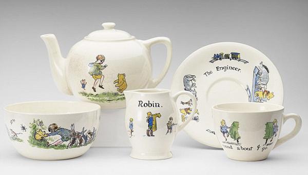 這套古董 Christopher Robin 陶瓷茶具，由英女王借出，是她於 2 歲時收到的禮物，即是 1928 年的出品！