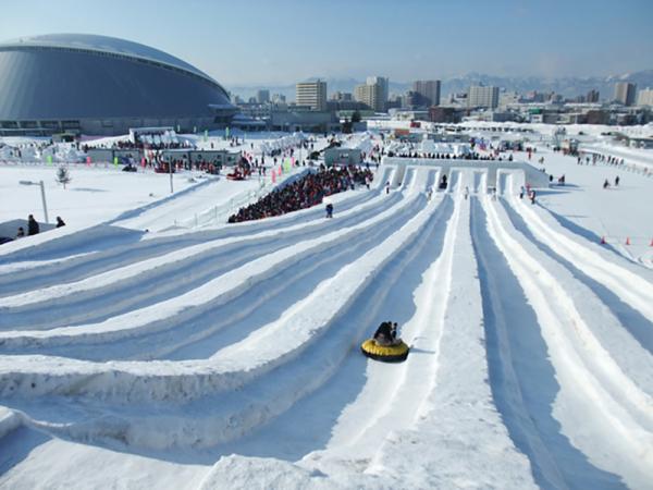 而 TSUDOME 會場，就有小朋友們最鍾意嘅刺激「冰凍」玩意，有冰雪滑梯、雪上橡皮艇等。(參考圖片)