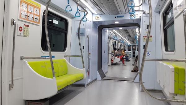 其實首爾地鐵內都有張貼及播放教育短片，勸諭大家唔好喺地鐵車廂內進食。（圖：ansu140830 @Naver Blog）