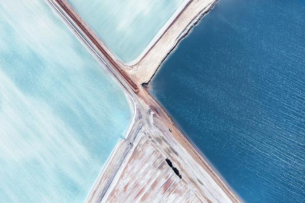 高空拍西澳粉藍鹽田 俯瞰鯊魚灣一片蔚藍