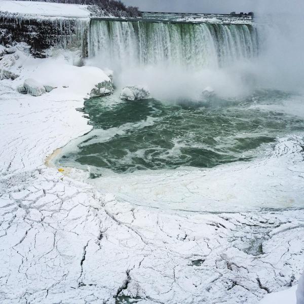 由於全球暖化，冷空氣向北美和加拿大進發，加拿大氣象局亦發出了極度寒冷警告，而尼亞加拉瀑布亦有部分結冰。（圖：monikaisherenow @IG）