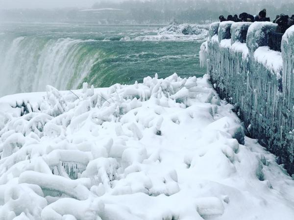 雖然結冰的尼亞加拉瀑布好壯觀，但美加人民就承受寒流帶來的不便。（圖：see_the_world_thru_steves_eyes @IG）