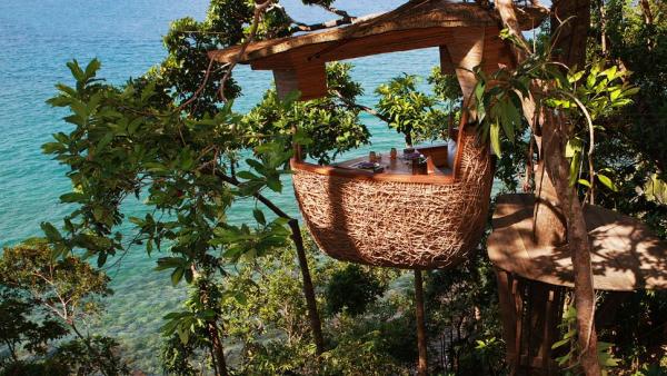 可能你會覺得以上的服務及設施，好多泰國 Resort 都有。但 Soneva Kiri 最特別的服務叫「Treepod Dining」，就是客人可以在樹上用餐，享受美食兼欣賞靚景，最搞鬼的是侍應會用 