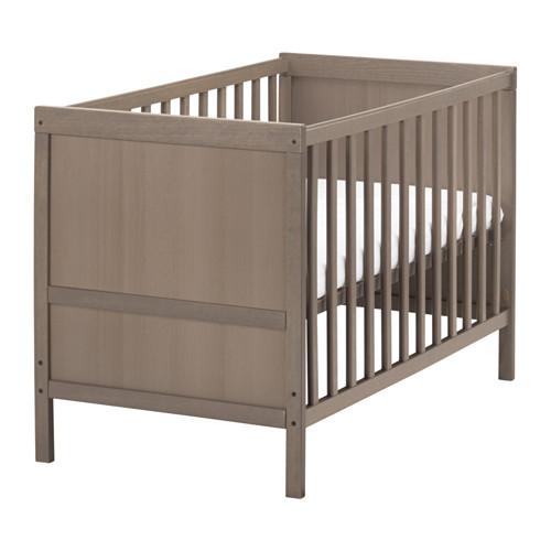 IKEA 嬰兒床 sundvik crib 原價是 995 元，折後只需 495 元，差不多是半價優惠，為懷孕媽媽送上驚喜！