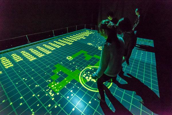 東京「太空侵略者」互動展　 體驗 4 大燈光投影互動遊戲