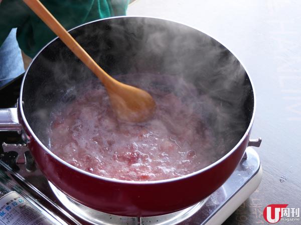 3. 煮融糖後轉細火，再煮約 15-20 分鐘，期間要不時攪拌，看到果醬轉成濃稠即可。