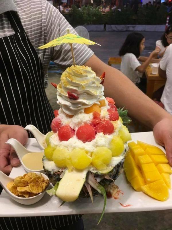 雜果雪花冰，用半個菠蘿做底座。（圖：官方 fb）