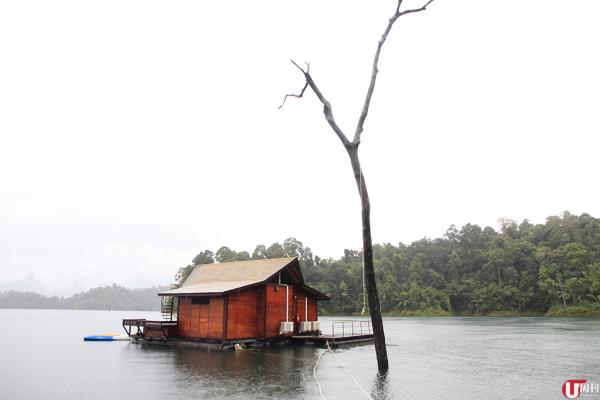 蜜月套房與其他房型獨立浮在湖中，需要以拖拉式的木筏前往，私隱度十足。