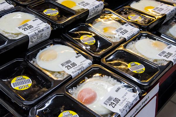 好似泰式炒豬肉蛋飯，都只是 29 THB，平過香港超市四五倍！
