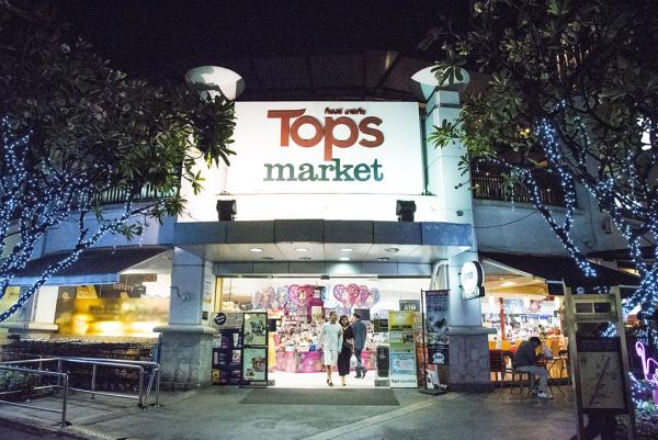 Tops 為全泰國最具規模的連鎖超市，在同系的 Central 和 Robinson 百貨中都設有分店，好似 Central World 7 樓的超市 Central Food Hall，而且會依照營