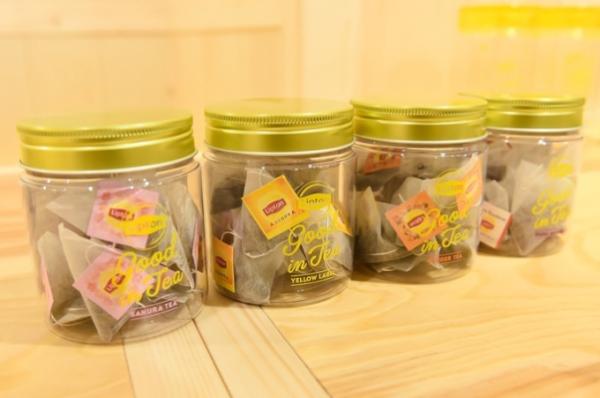 四款口味包括：南非果寶茶、立頓黃標紅茶、薑茶及櫻花茶，每款450日圓。
