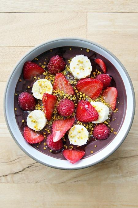 巴西莓碗（Acai bowl）其實係用上巴西莓（acai berries），呢種嚟自南美洲的深紫色水果，將之製成雪葩，再配搭熱帶水果，淋上龍舌蘭糖漿而成。