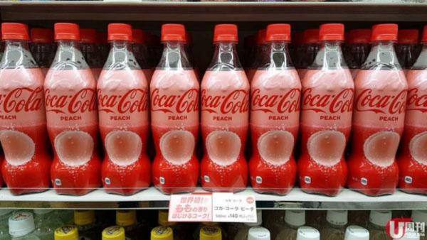 日本可口可樂時時都有新產品，今次唔係又出新包裝，而係推出全世界首創的「桃味可樂」！