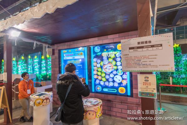 「對戰擂台」是這次嘉年華中的人氣遊戲攤位，用手指滑著平板，畫面則會顯示在攤位中的大螢幕上，大家也不用擔心不會玩，一旁的工作人員都會指導玩法。