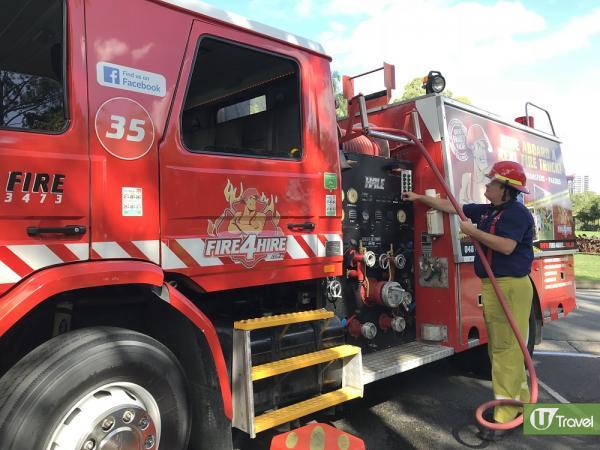 坐消防車遊澳洲！ 消防員教射水「救火」