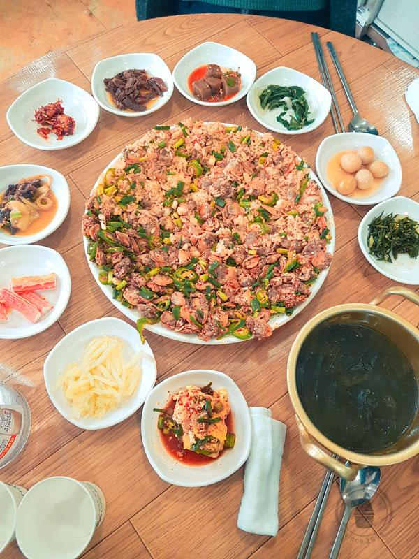 出國旅遊當然少不了體驗地道美食,這便是江陵有名的海螺拌飯。 咖啡職人 不一樣的韓國工作假期