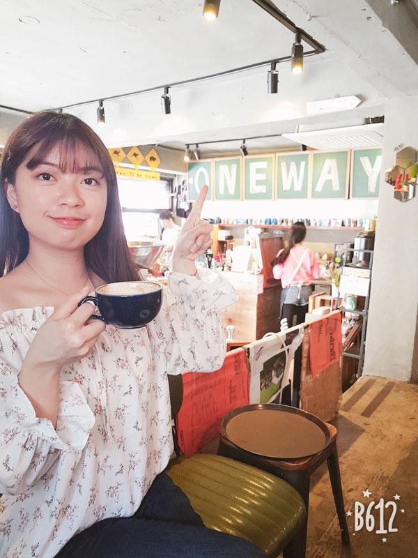 工作過後,身為麥當勞McCafé助理經理的Carrie當然不忘到韓國聞名的咖啡店潮聖。能夠品嚐到偶像拉出來的咖啡,這讓今個工作假期更別具意義。 咖啡職人 不一樣的韓國工作假期