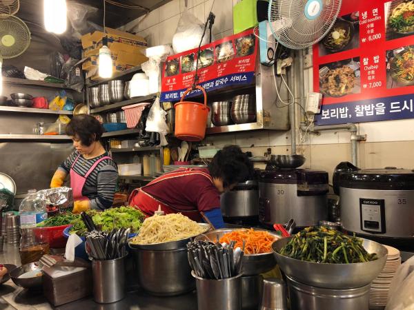 韓國最地道平民美食 南大門刀削麵一條街