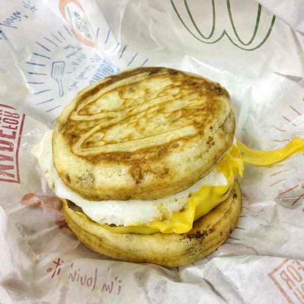 日本麥當勞早餐獨有 鬆餅豬柳蛋漢堡