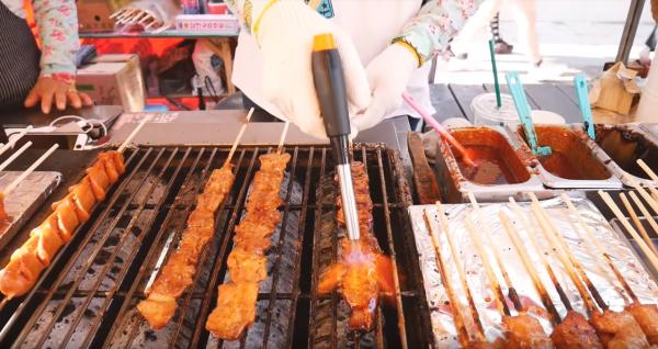 4大韓國街頭小食推介 黑糖堅果甜餅/現烤新鮮大蝦