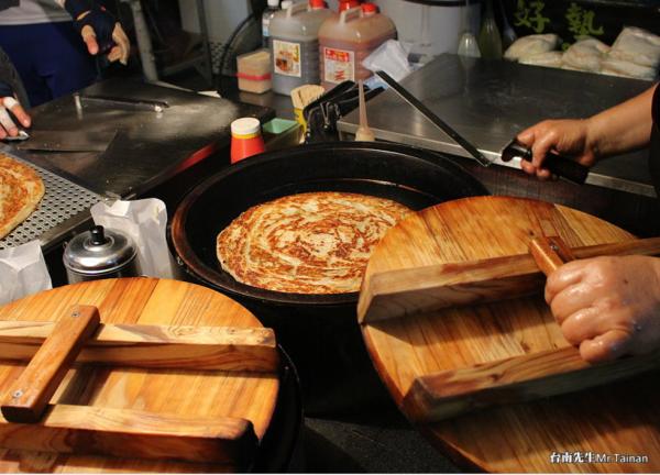 台灣人氣排隊美食古曼蔥油餅 即叫即製 17年來只賣一款
