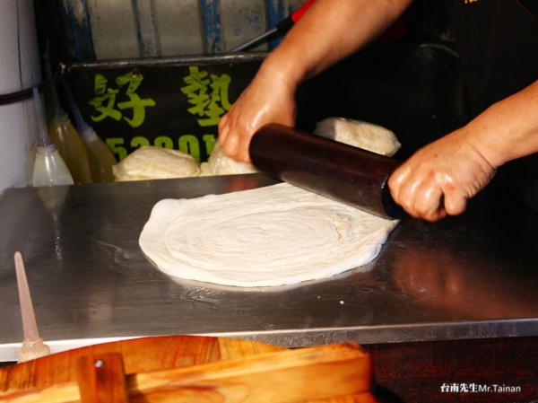 台灣人氣排隊美食古曼蔥油餅 即叫即製 17年來只賣一款