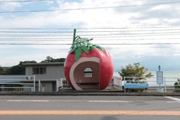 日本近期新興打卡熱點 九州長崎海邊「生果巴士站」
