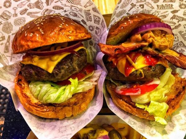 台中超份量漢堡店 100%純牛肉製造巨型漢堡－堡彪專業美式漢堡