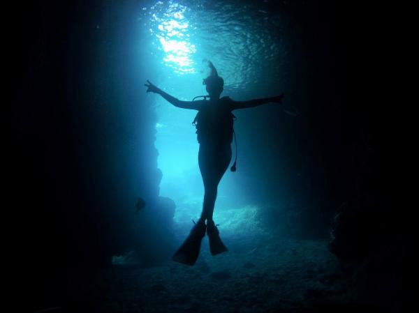 潛入沖繩神秘藍洞世界「青之洞窟」 不會游泳/日文也能跟玩浮潛