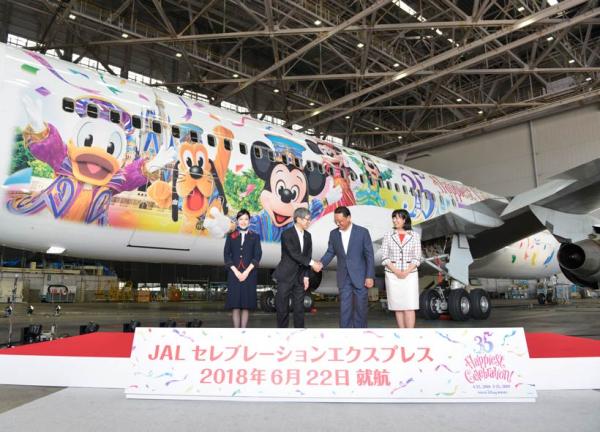 米奇陪你搭飛機！ 日本航空推東京迪士尼35週年紀念彩繪機