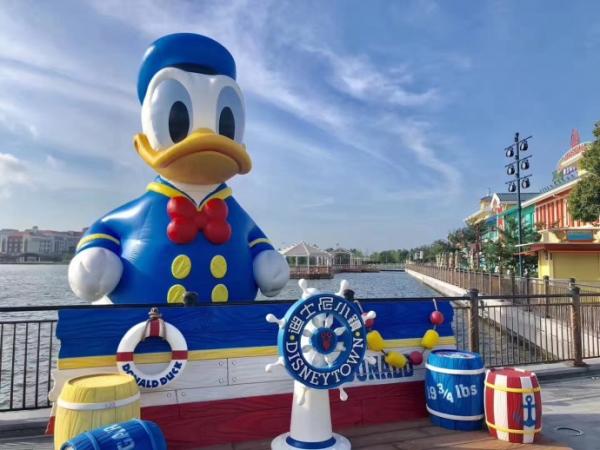 11米巨形唐老鴨 上海迪士尼園區出巡