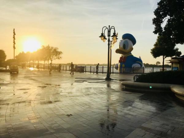 11米巨形唐老鴨 上海迪士尼園區出巡