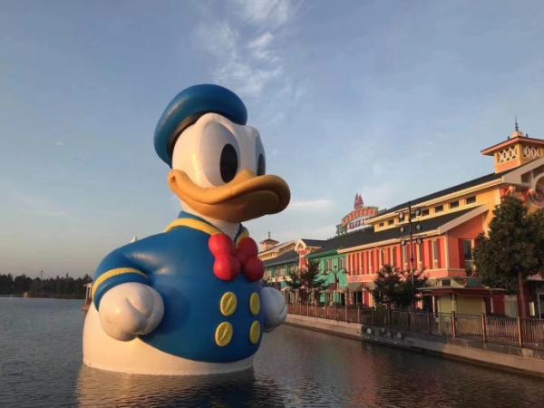 11米巨形唐老鴨 上海迪士尼園區出巡