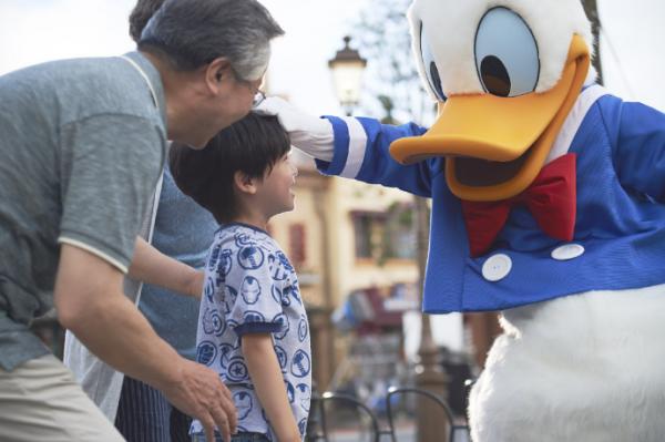 11米巨形唐老鴨 上海迪士尼園區出巡