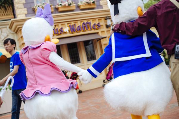 11米巨形唐老鴨 上海迪士尼園區出巡