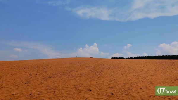  紅沙丘是美奈的日落勝地，在沙丘的高處觀看日落的同時，還能玩滑沙，一嘗從高處向下衝的快感。
