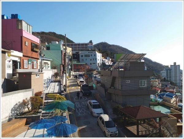 夢幻雲朵咖啡！釜山甘川洞粉藍小屋