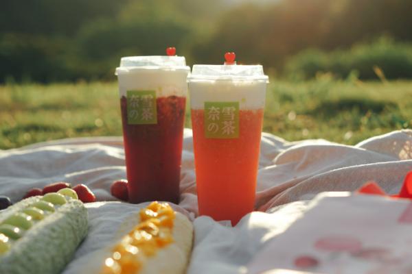 深圳已經成為香港人放假熱門好去處，今次介紹位於深圳南山區的海岸城。由深圳灣出發搭巴士，或者去地鐵后海站出口，交通十分方便。作為區內大型商場，除了有齊港人最愛的喜茶、探魚及海底撈，另外亦有網紅店奈雪之茶