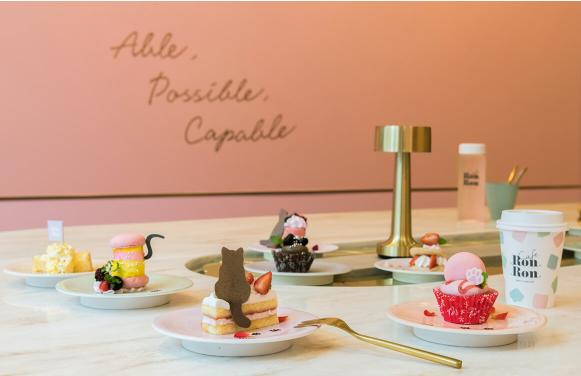 全日本第一間迴轉甜點店cafe ronron近日正式於東京原宿開幕啦！只要1,800円(約港幣8)就可以在限時內任食超過25種種類的甜品，有這麼多選擇，難怪每日都吸引大批甜品控去朝聖啦！