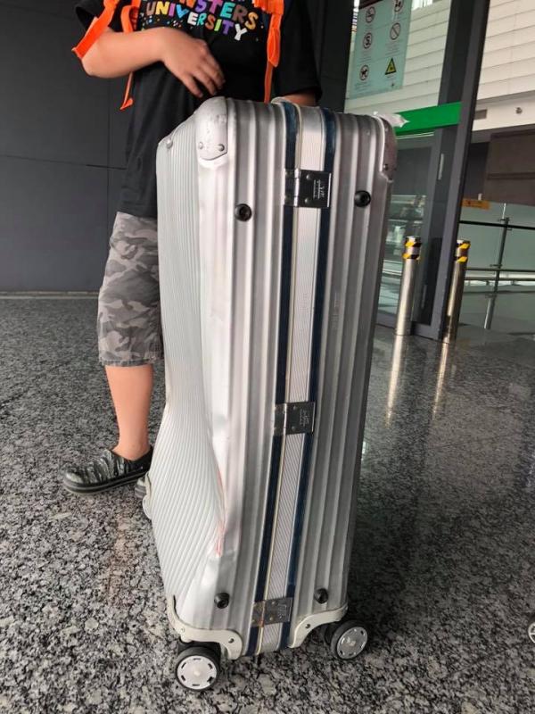 Rimowa行李箱嚴重撞凹變形 廉航地勤拒賠:難免的狀況,不會賠償!