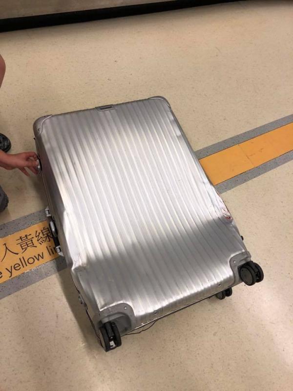 Rimowa行李箱嚴重撞凹變形 廉航地勤拒賠:難免的狀況,不會賠償!