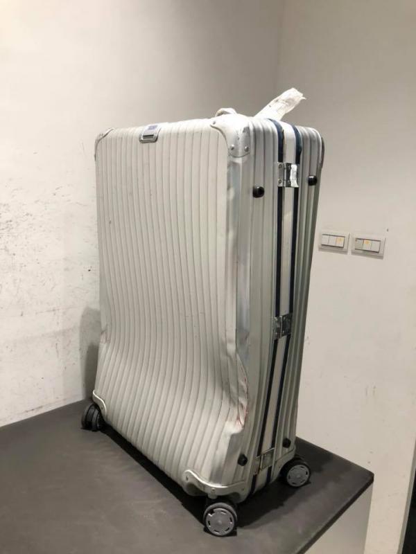 Rimowa行李箱嚴重撞凹變形 廉航地勤拒賠:難免的狀況,不會賠償!